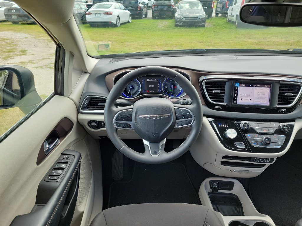 Used 2023 Chrysler Voyager LX FWD image 12