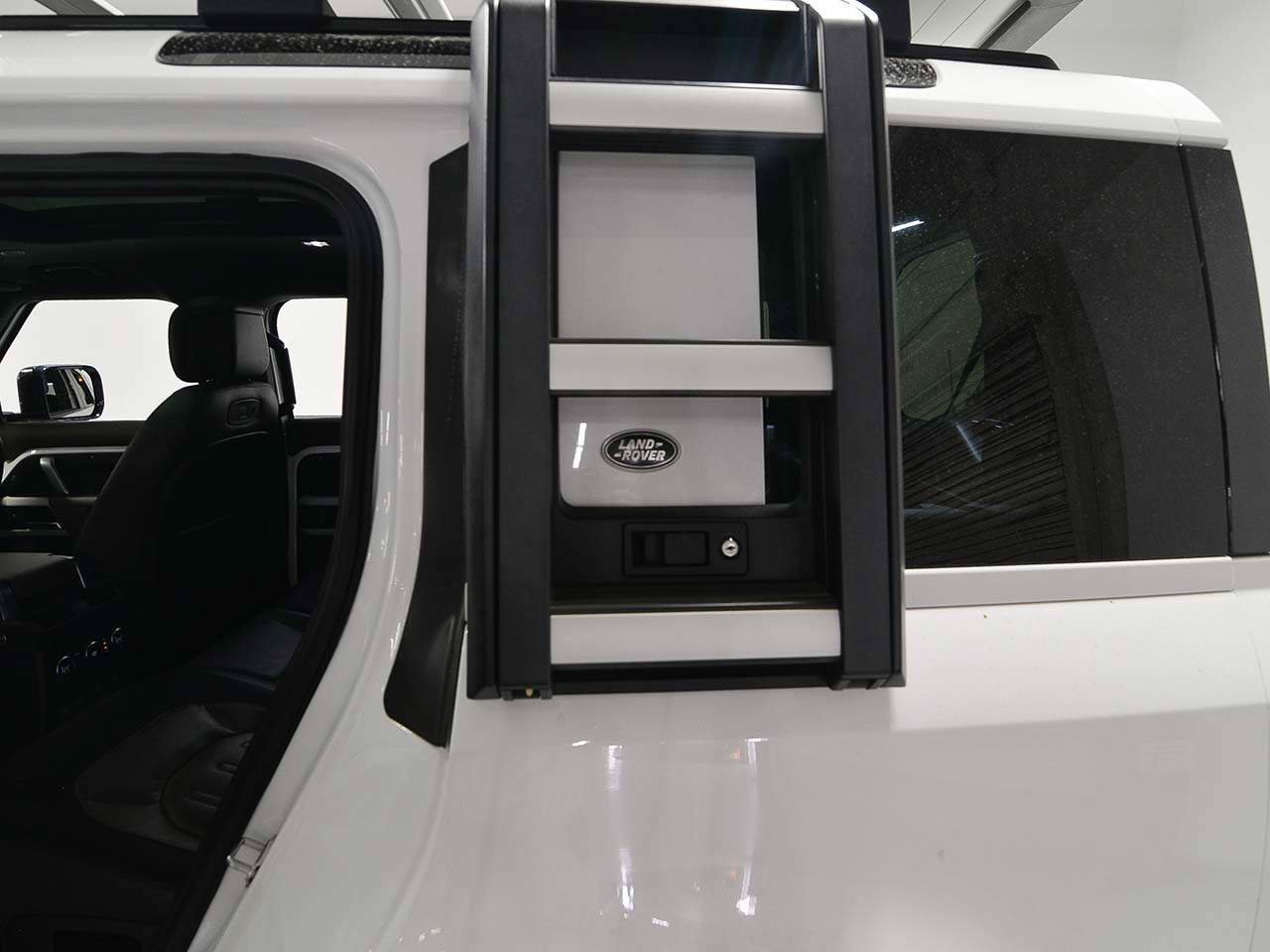 Used 2021 Land Rover Defender 110 X-Dynamic HSE AWD/4WD image 4