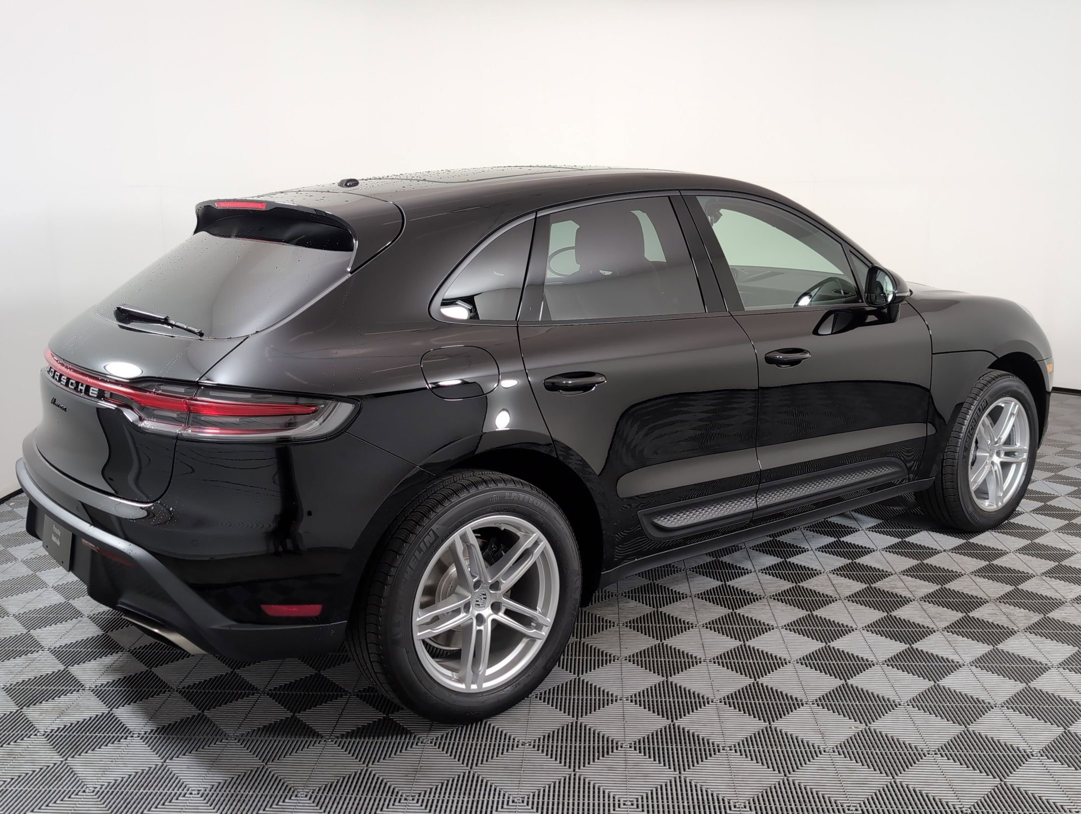 Certified 2025 Porsche Macan AWD/4WD image 8