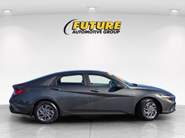 Used 2024 Hyundai Elantra Blue FWD image 4