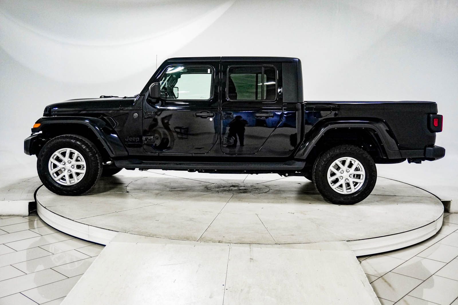 Used 2023 Jeep Gladiator Sport image 4