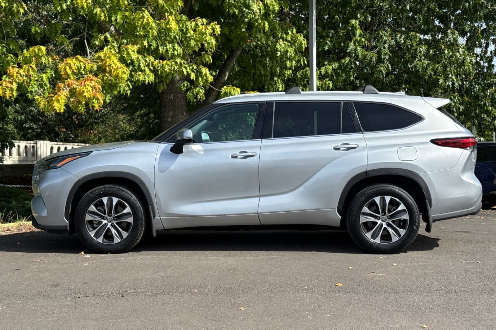 Used 2022 Toyota Highlander XLE AWD/4WD image 5
