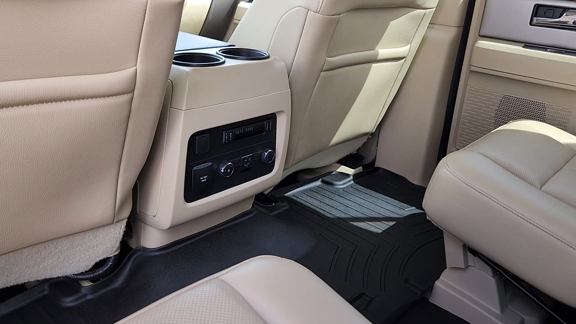 Used 2017 Ford Expedition XLT w/ Equipment Group 202A AWD/4WD image 16