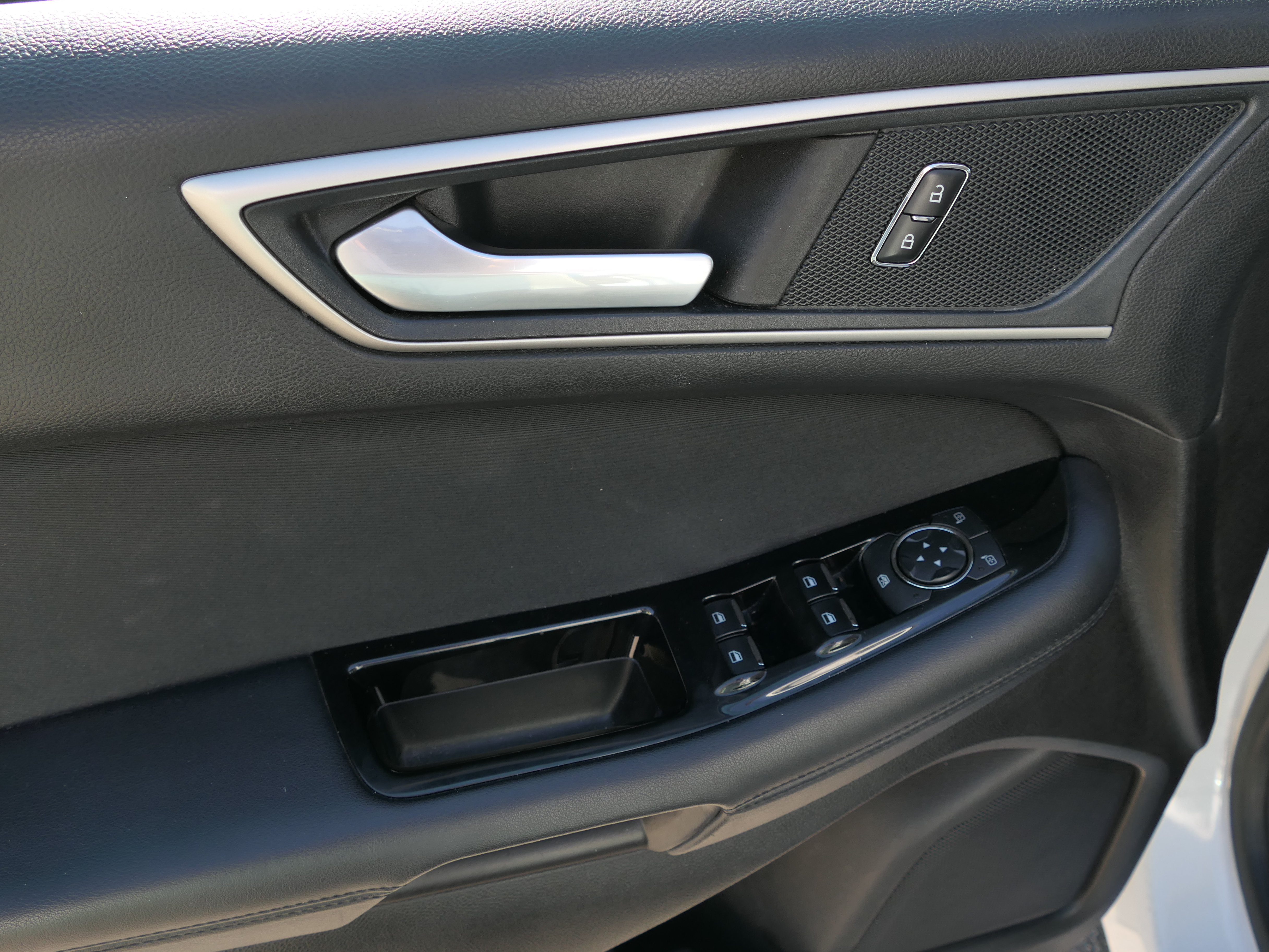 Used 2018 Ford Edge SEL FWD image 14