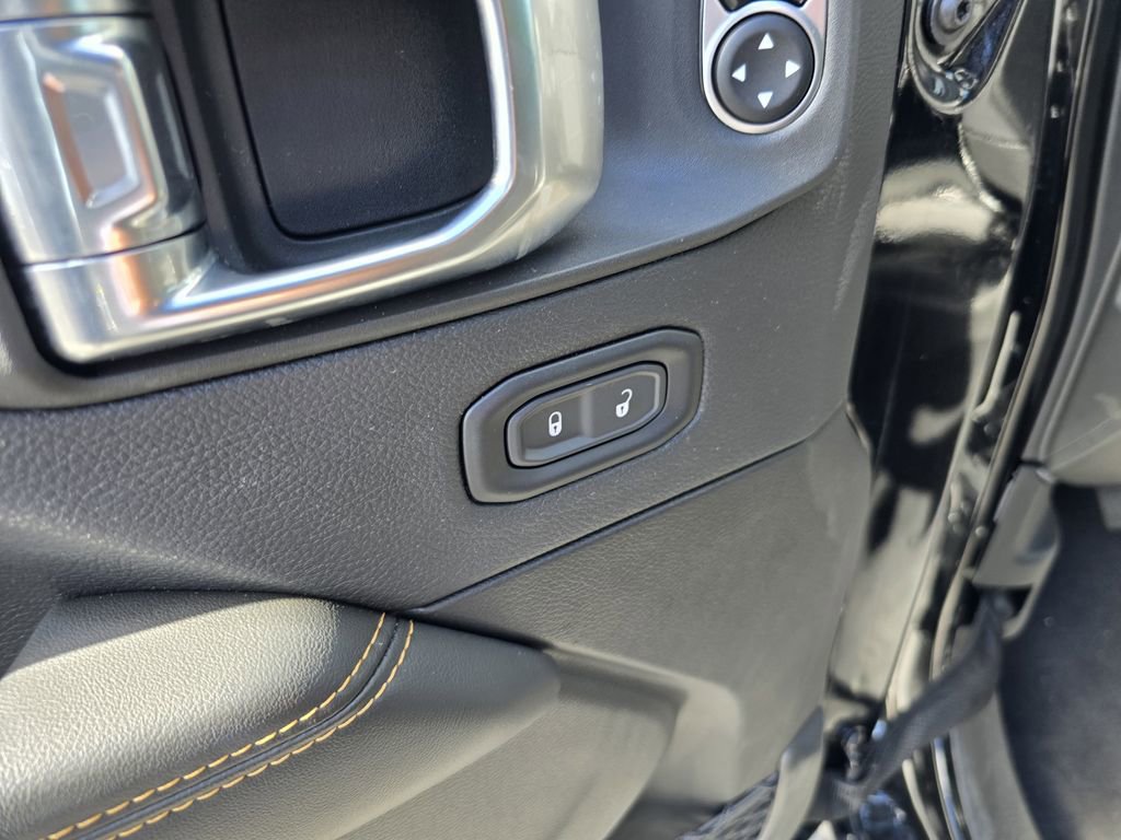 Used 2025 Jeep Wrangler Unlimited Sahara AWD/4WD image 16