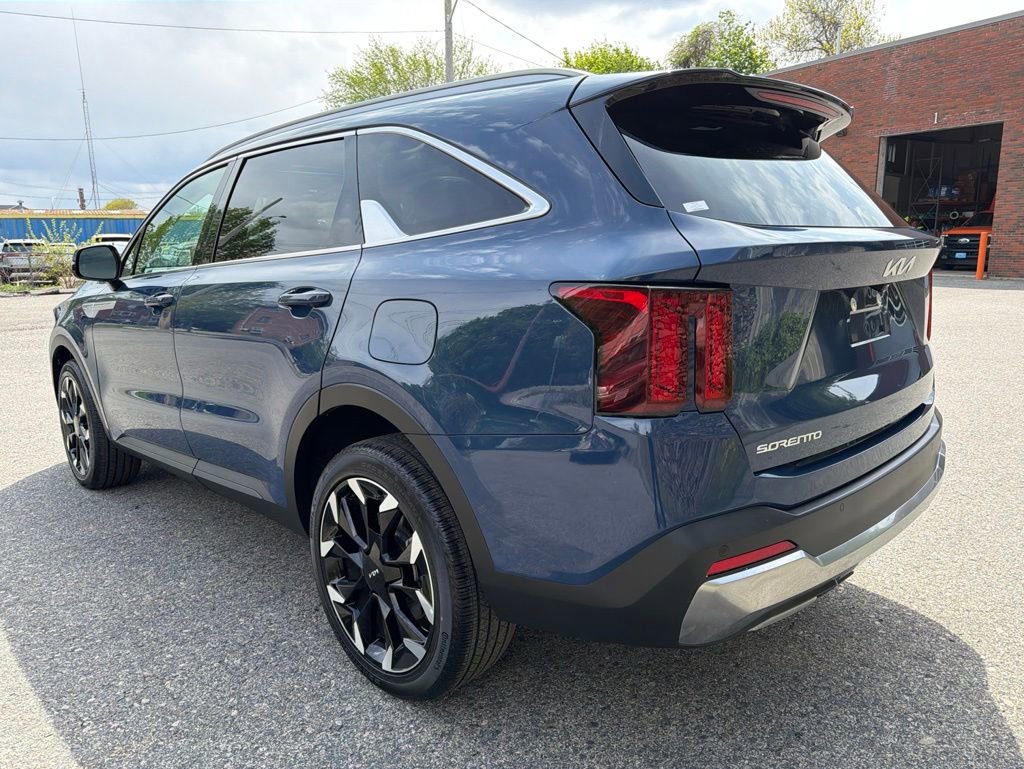 Used 2025 Kia Sorento EX w/ Panoramic Sunroof Package AWD/4WD image 3