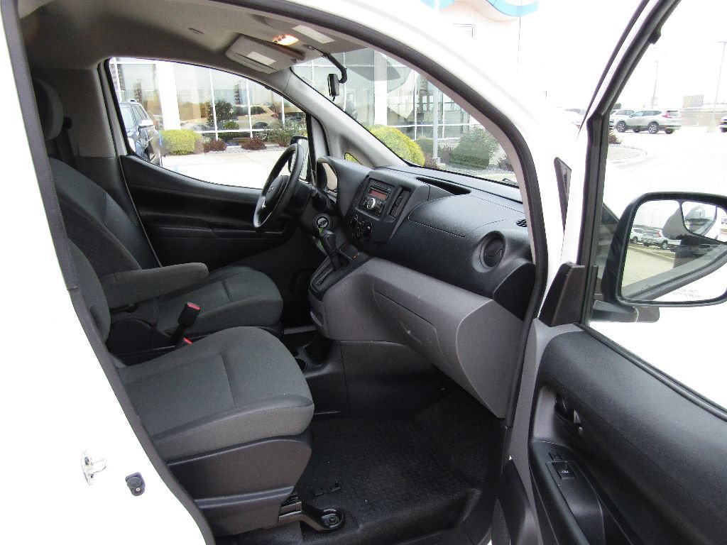 Used 2017 Chevrolet City Express LT FWD image 3