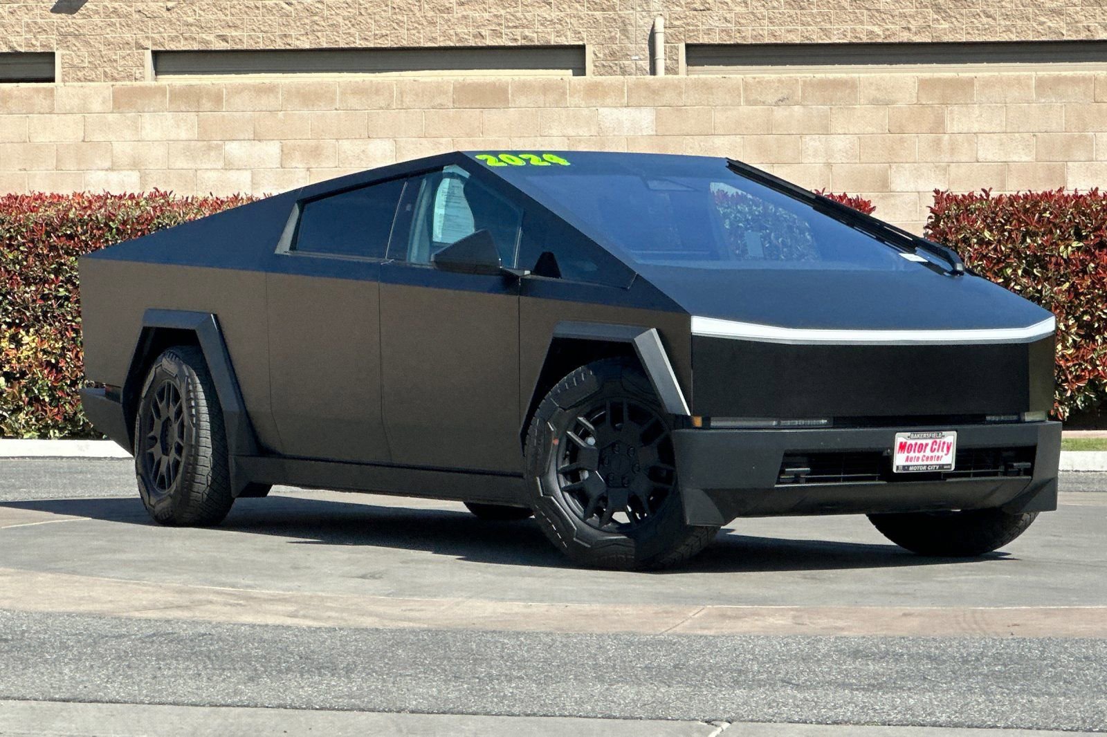 Used 2024 Tesla Cybertruck AWD Crew Cab video 2