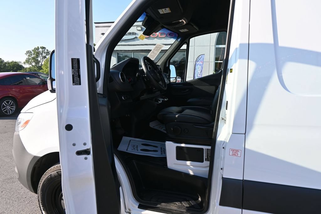 Used 2025 Mercedes-Benz Sprinter 2500 image 11