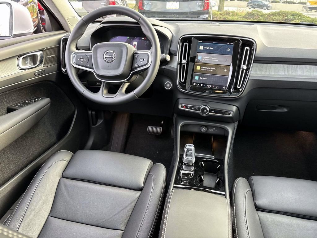 Certified 2025 Volvo XC40 B5 Plus w/ Protection Package Premier image 31