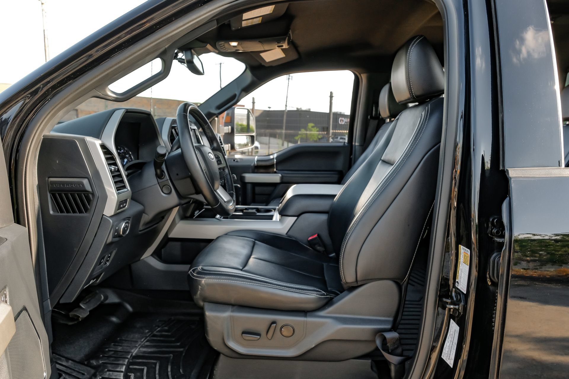 Used 2022 Ford F350 Lariat w/ Black Appearance Package AWD/4WD image 4