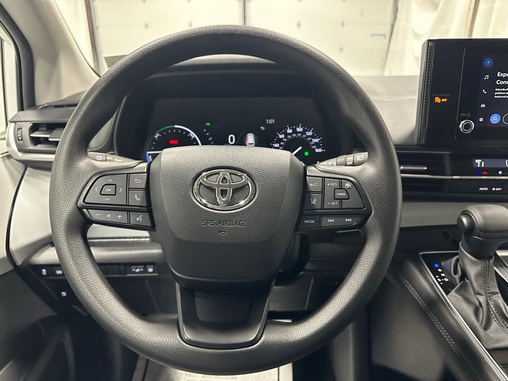 Used 2025 Toyota Sienna LE FWD image 17