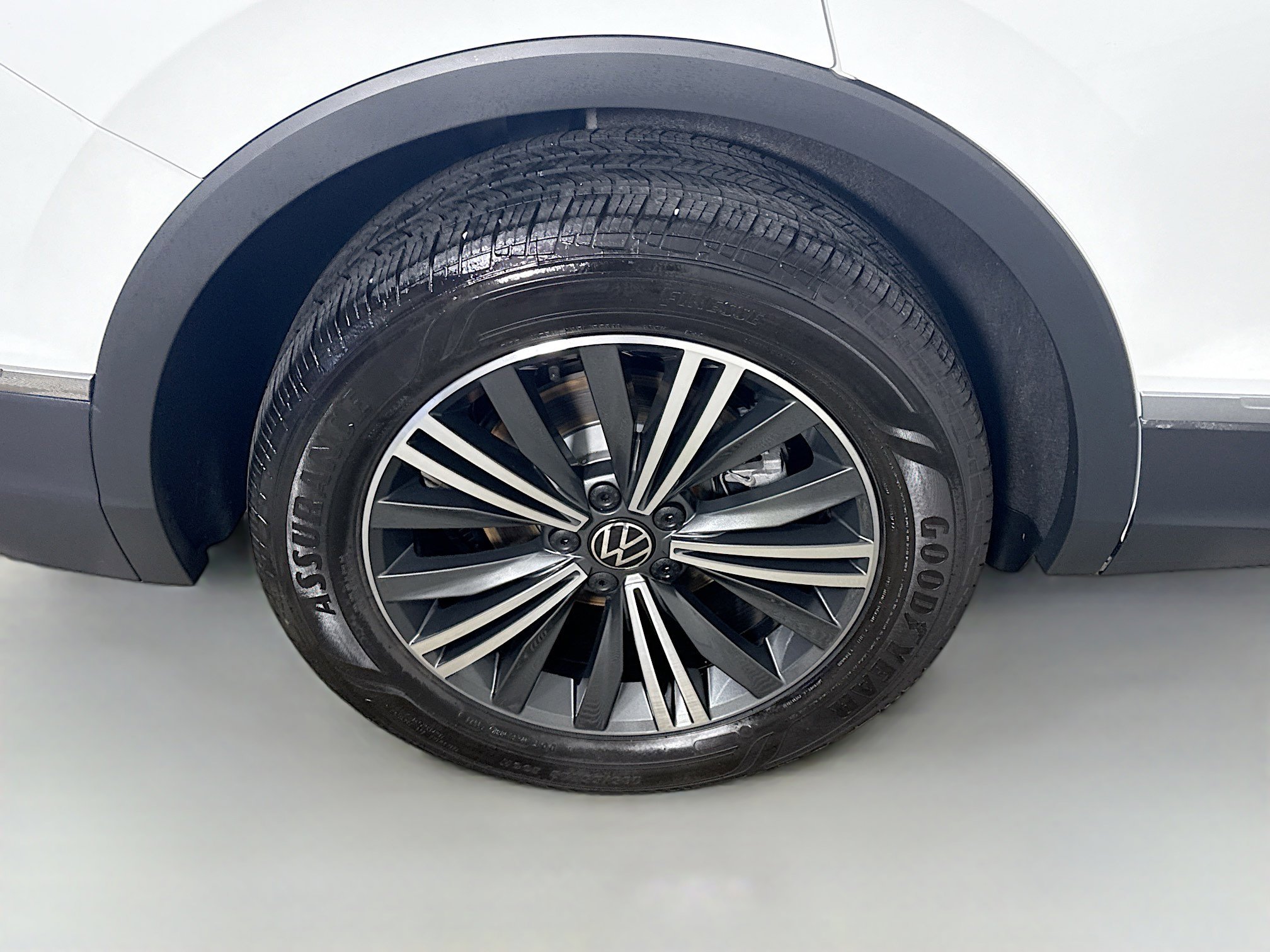 Used 2024 Volkswagen Tiguan Wolfsburg Edition image 33