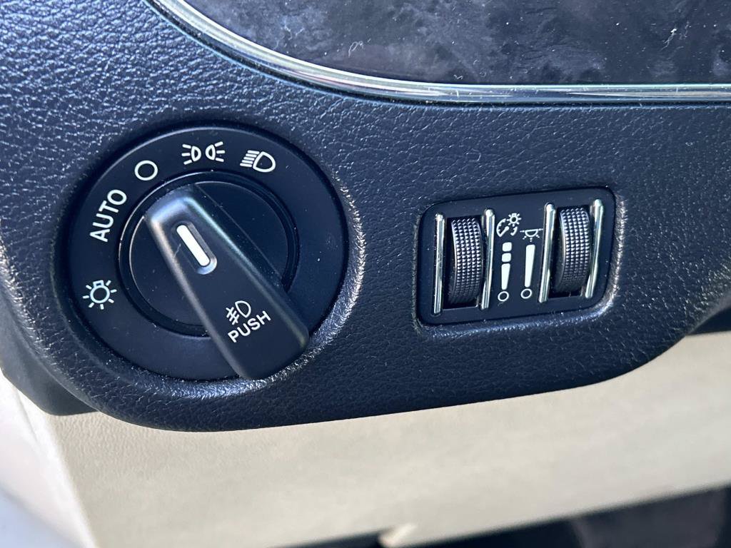 Used 2015 Chrysler Town & Country Touring FWD image 20