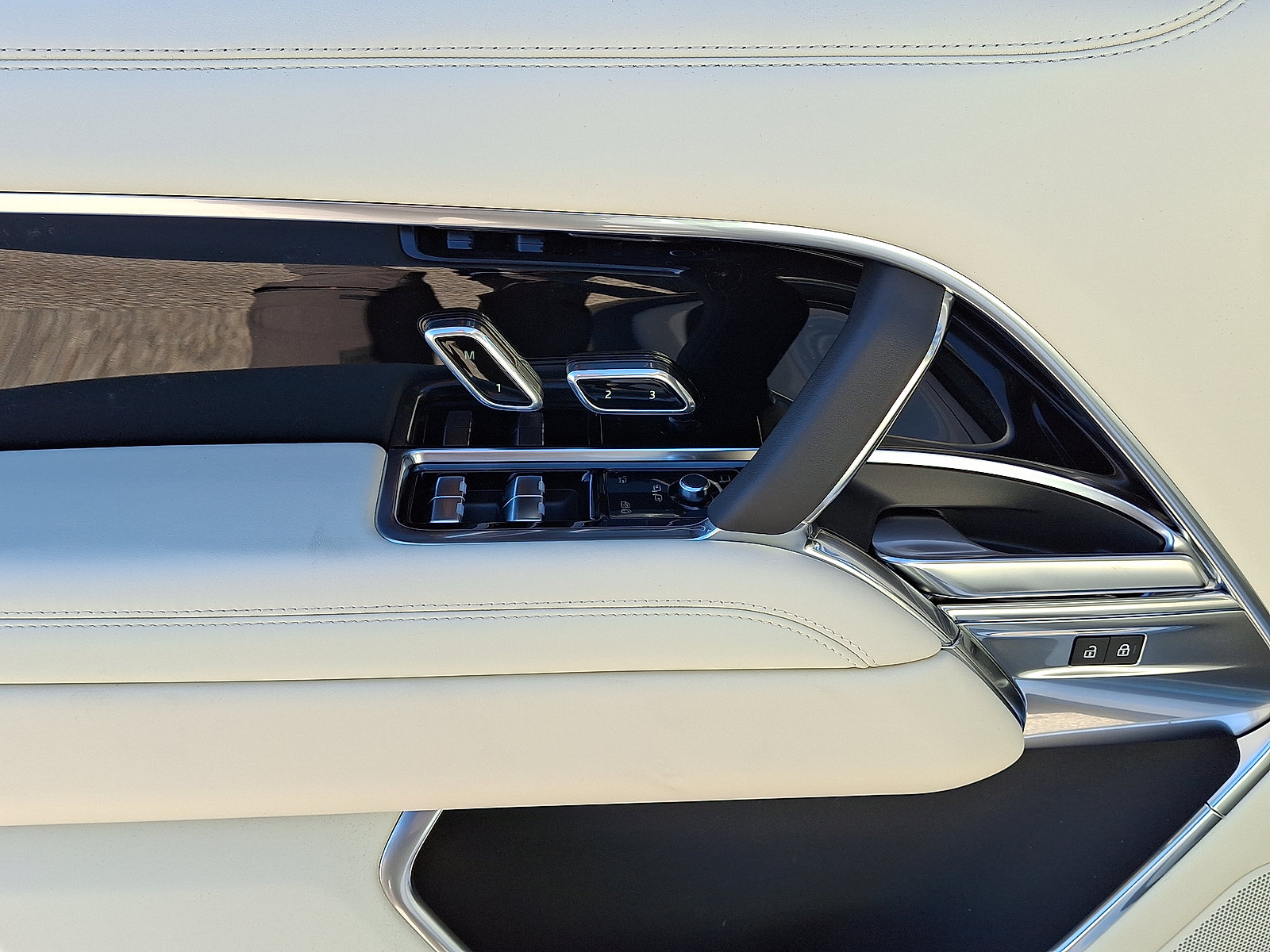 New 2026 Land Rover Range Rover Long Wheelbase SE AWD/4WD image 4