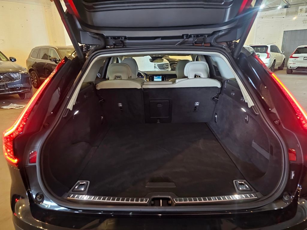 Certified 2025 Volvo V90 B6 Cross Country Plus AWD/4WD image 7