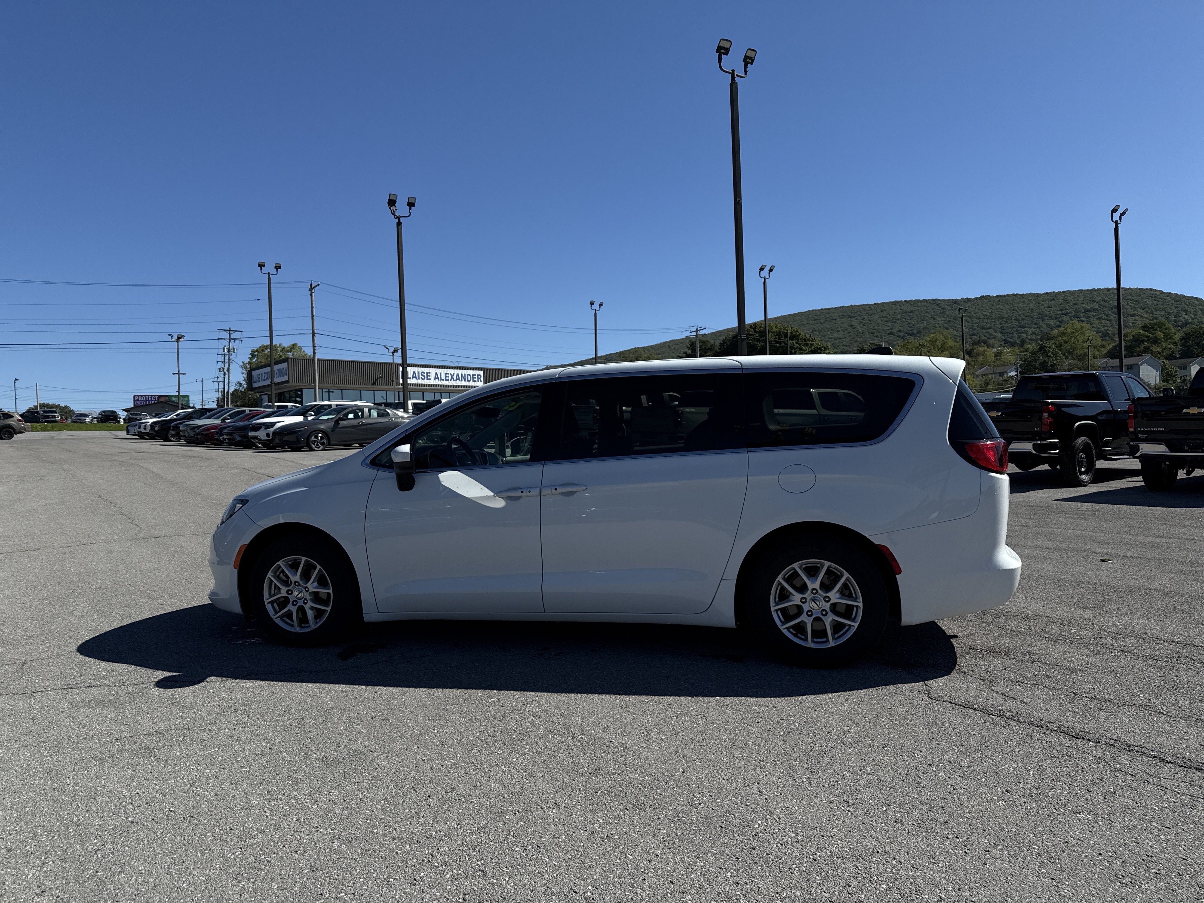 Used 2023 Chrysler Voyager LX FWD image 7