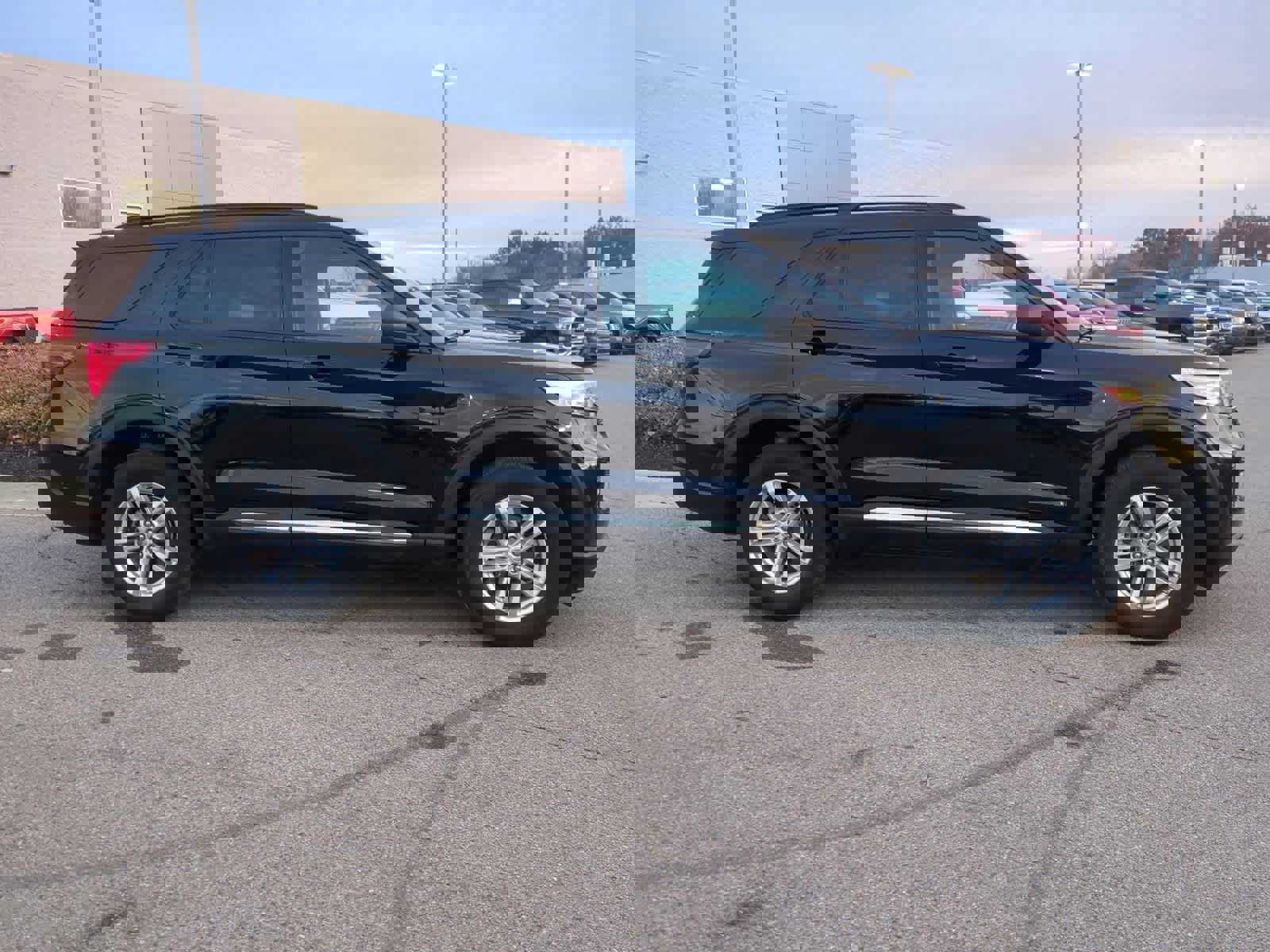 Used 2023 Ford Explorer XLT image 9