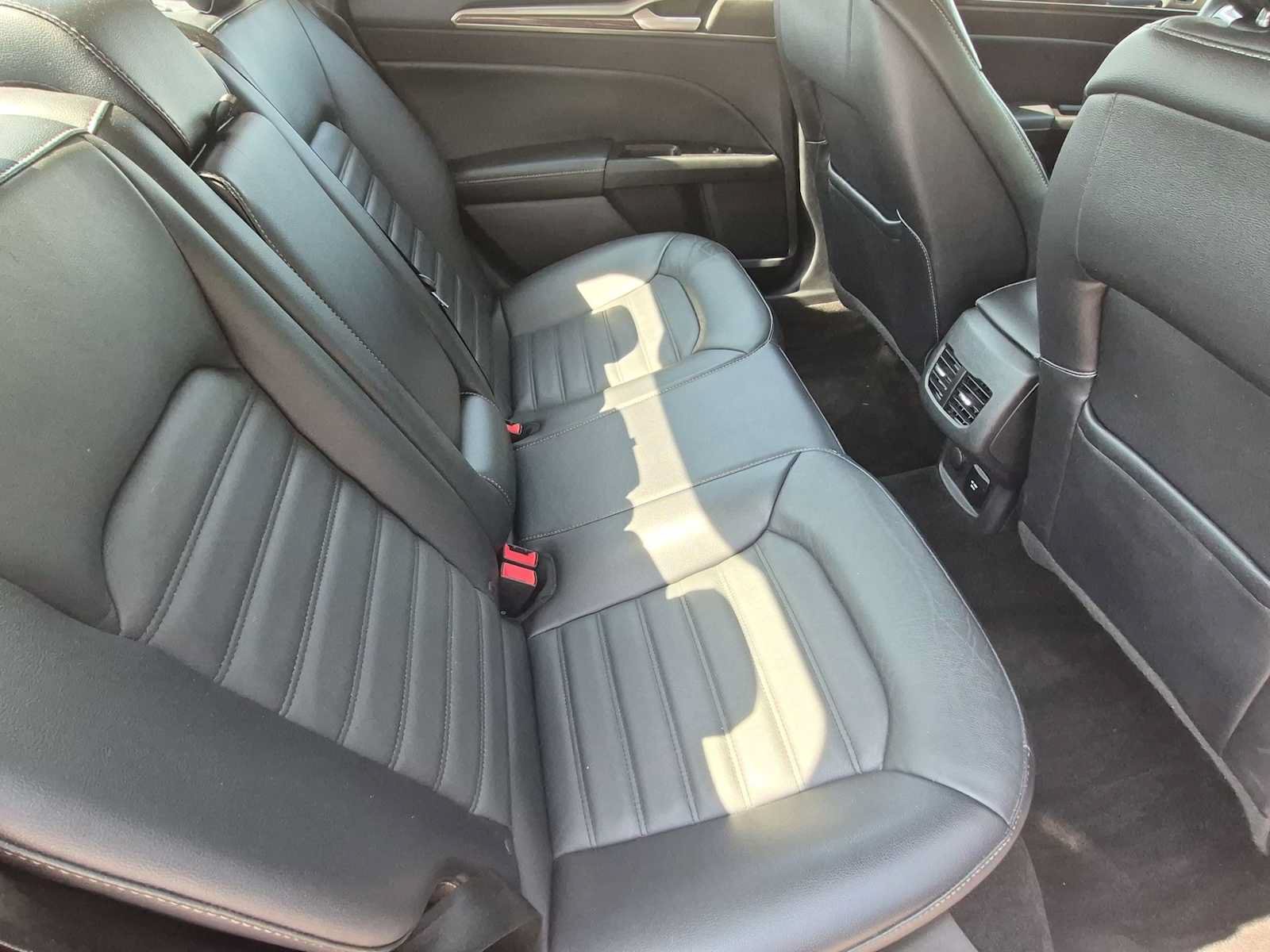 Used 2018 Ford Fusion SE w/ Fusion SE Technology Package FWD image 19