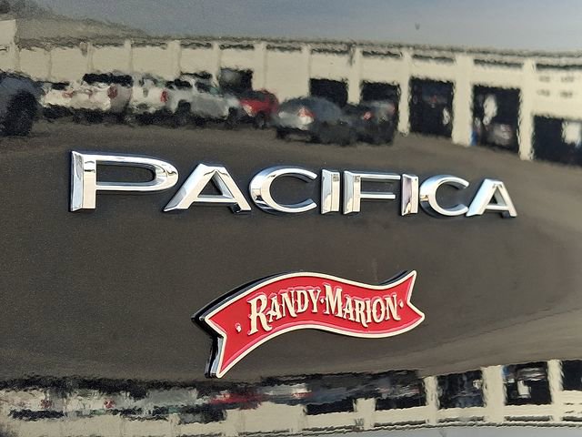 Used 2018 Chrysler Pacifica Touring-L image 30