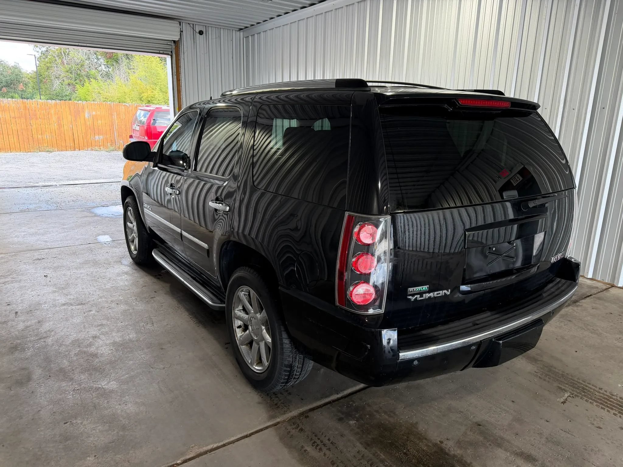 Used 2011 GMC Yukon Denali RWD image 2