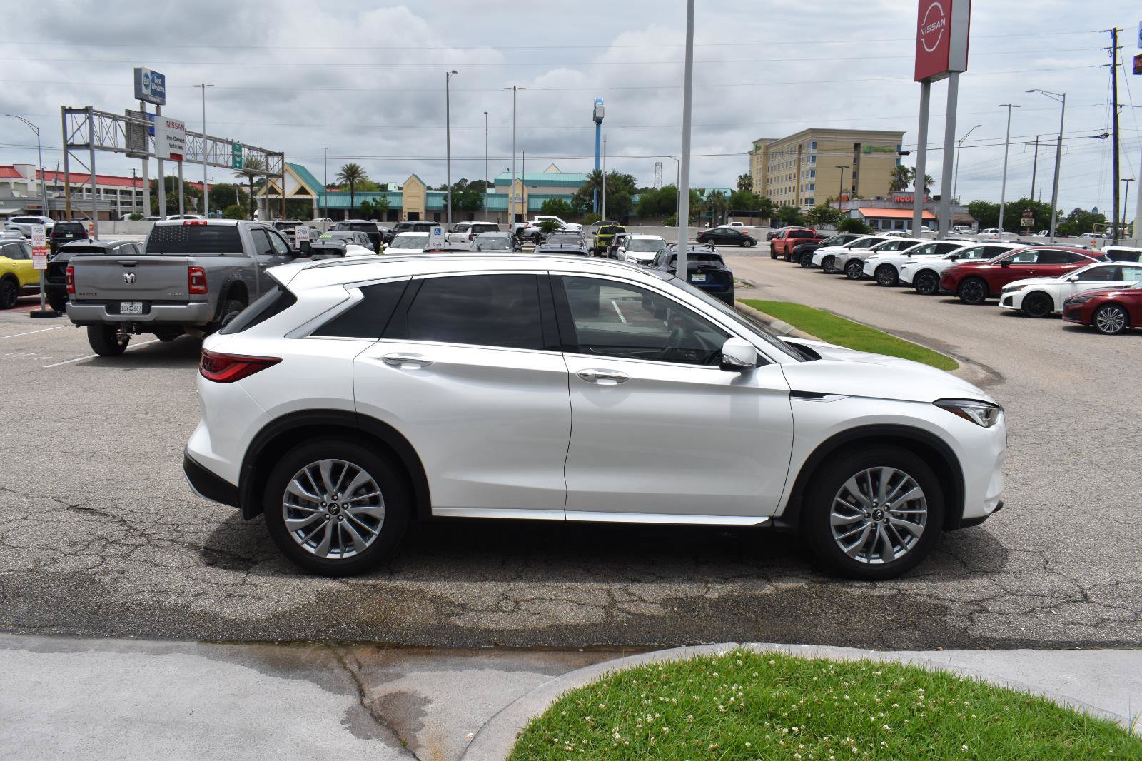 Used 2023 INFINITI QX50 Luxe FWD image 14