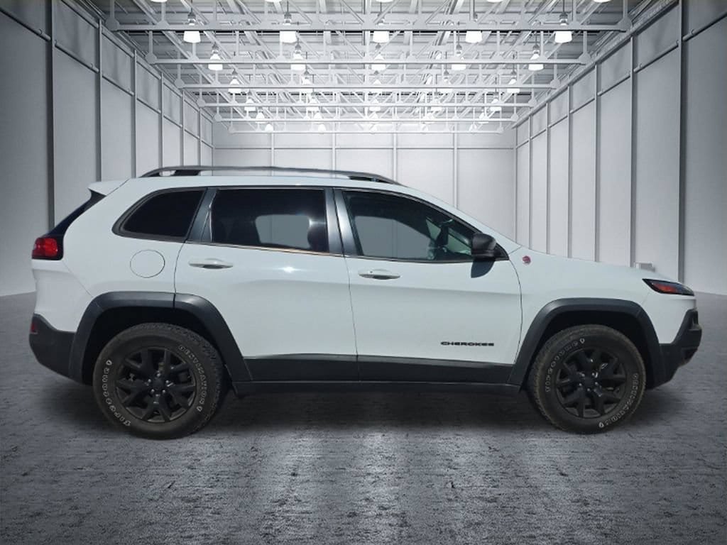 Used 2017 Jeep Cherokee Trailhawk AWD/4WD image 9