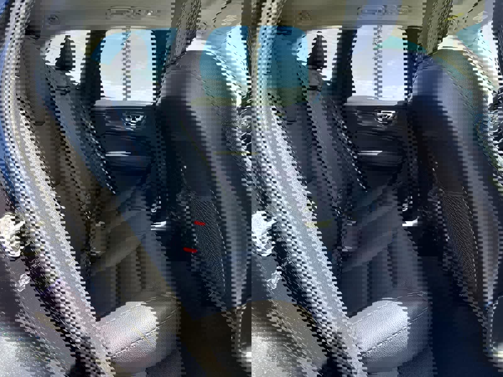 Used 2023 Volvo XC60 B5 Plus image 36