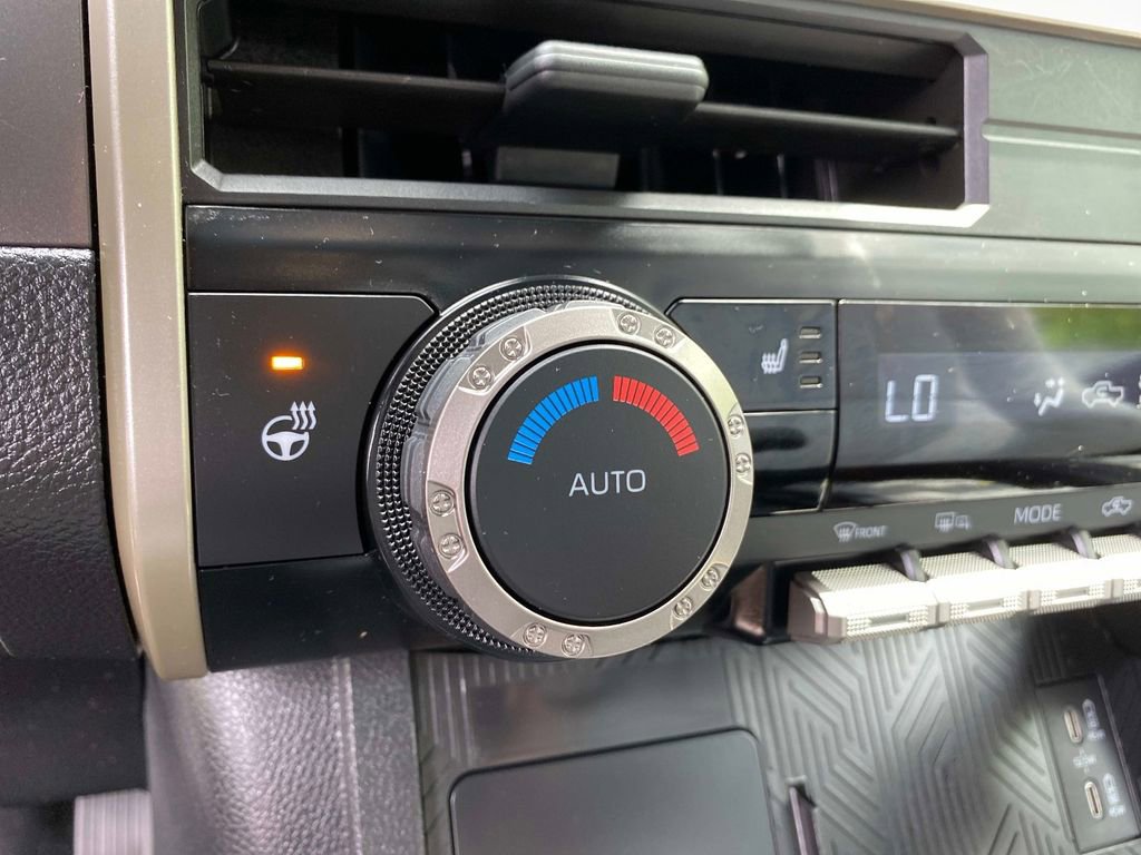Used 2025 Toyota Tacoma SR5 AWD/4WD image 17