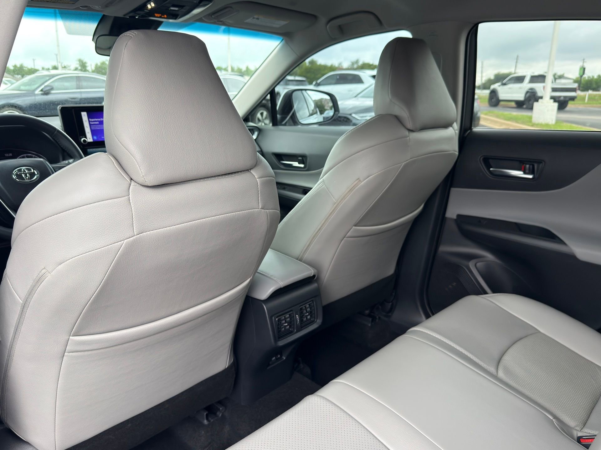 Used 2023 Toyota Venza LE image 24