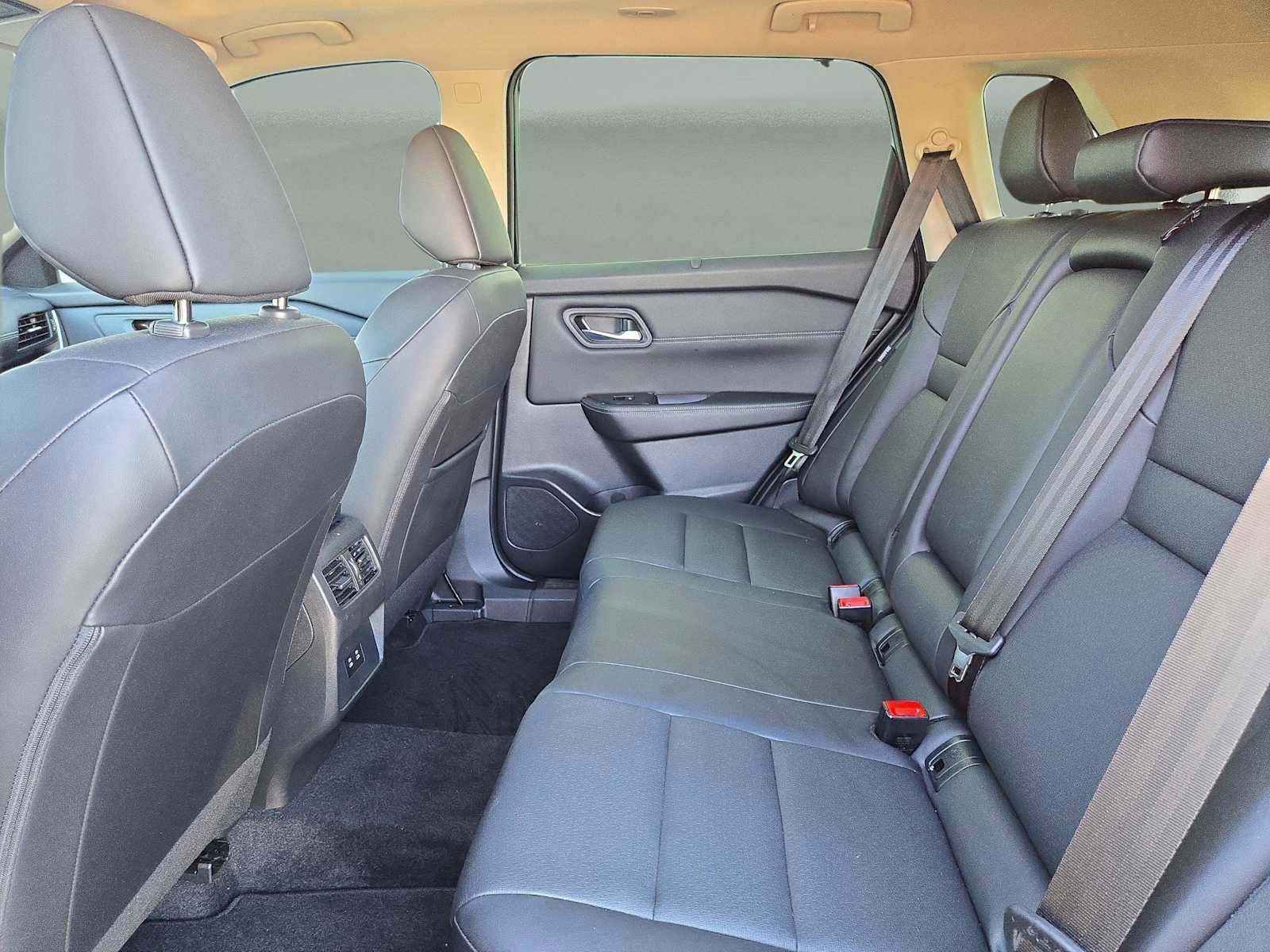 Used 2024 Nissan Rogue SV w/ SV Premium Package image 13