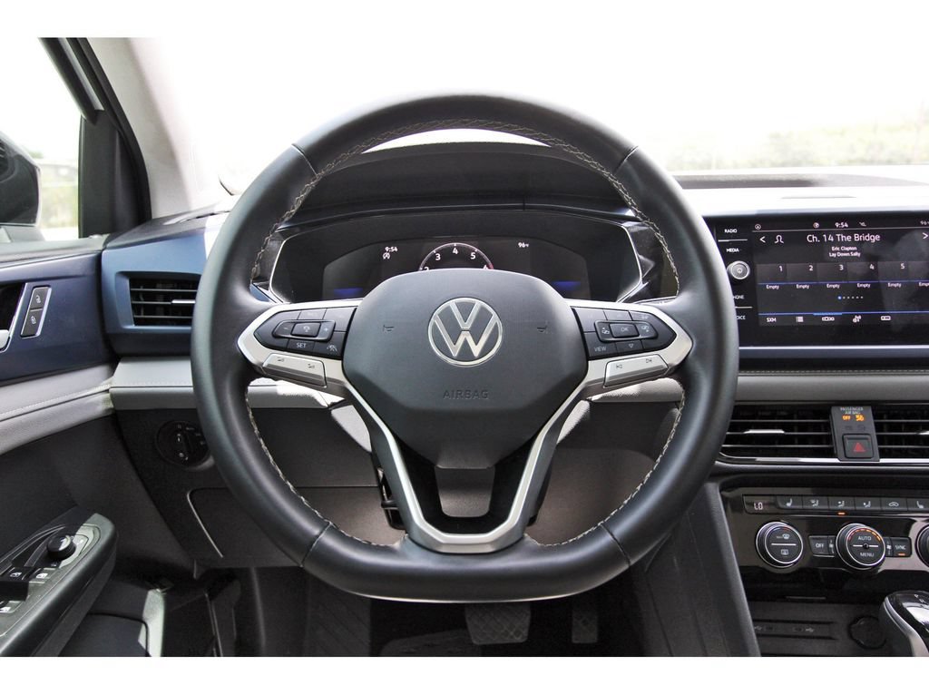 Used 2024 Volkswagen Taos SE w/ Panoramic Sunroof Package FWD image 15
