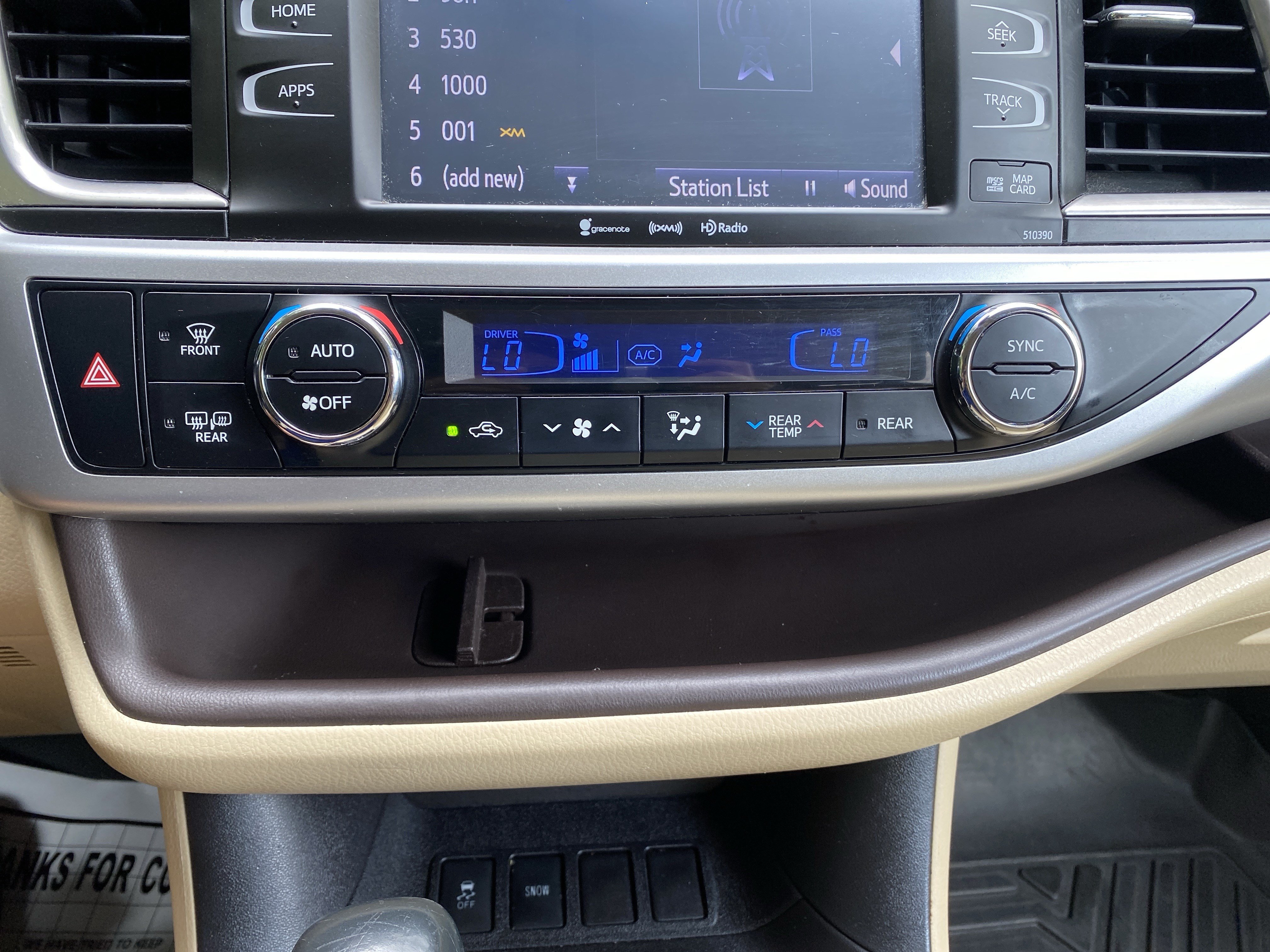 Used 2019 Toyota Highlander XLE FWD image 28