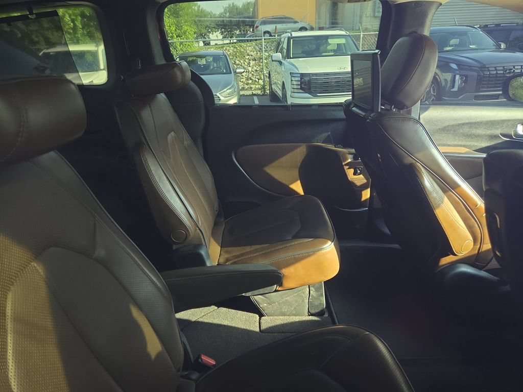 Used 2017 Chrysler Pacifica Limited w/ UConnect Theater Package FWD image 10