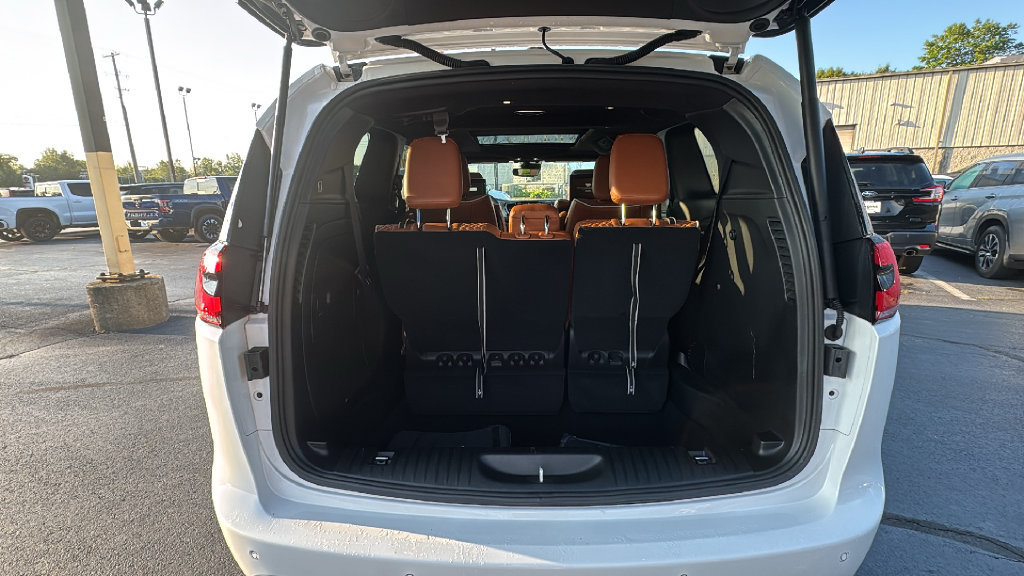 Used 2024 Chrysler Pacifica Pinnacle FWD image 32