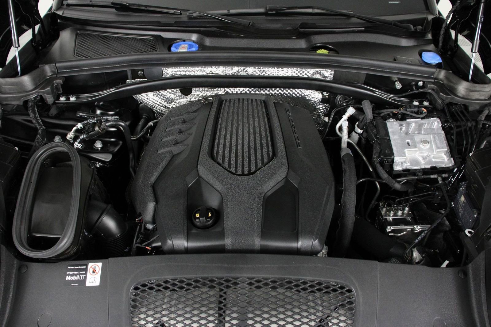 Certified 2025 Porsche Macan AWD/4WD image 26