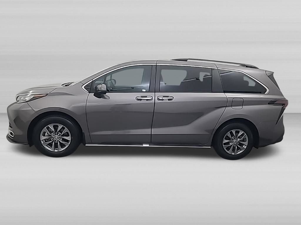 Used 2023 Toyota Sienna XLE AWD/4WD image 7