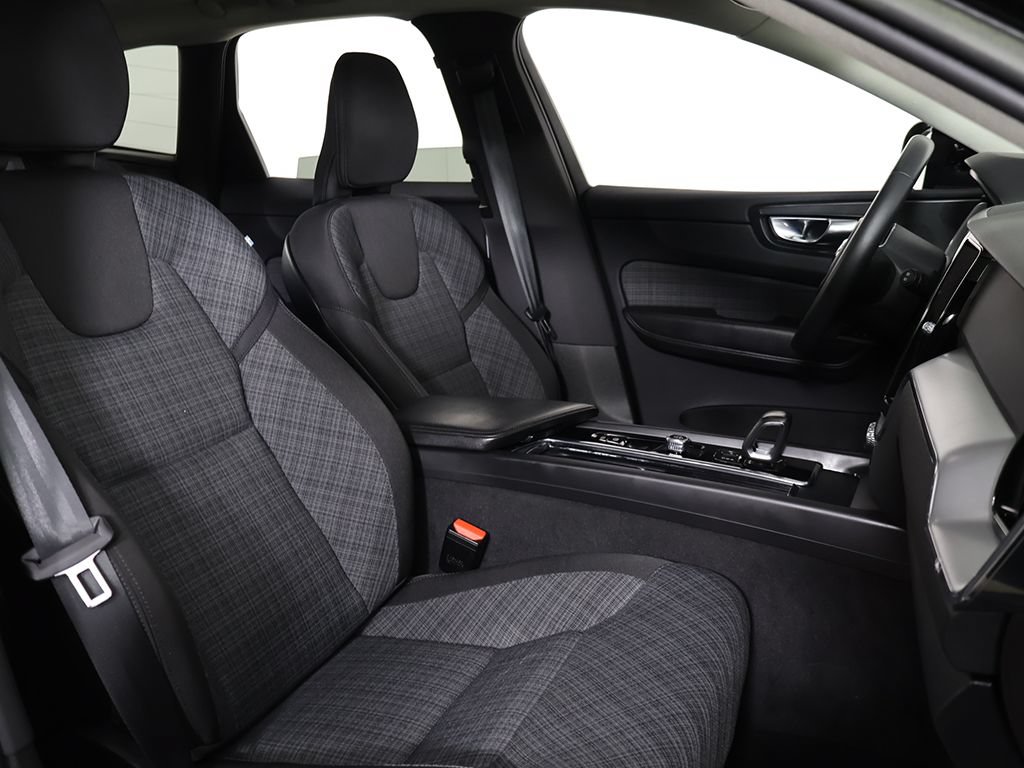 Used 2022 Volvo XC60 B5 Momentum AWD/4WD image 31