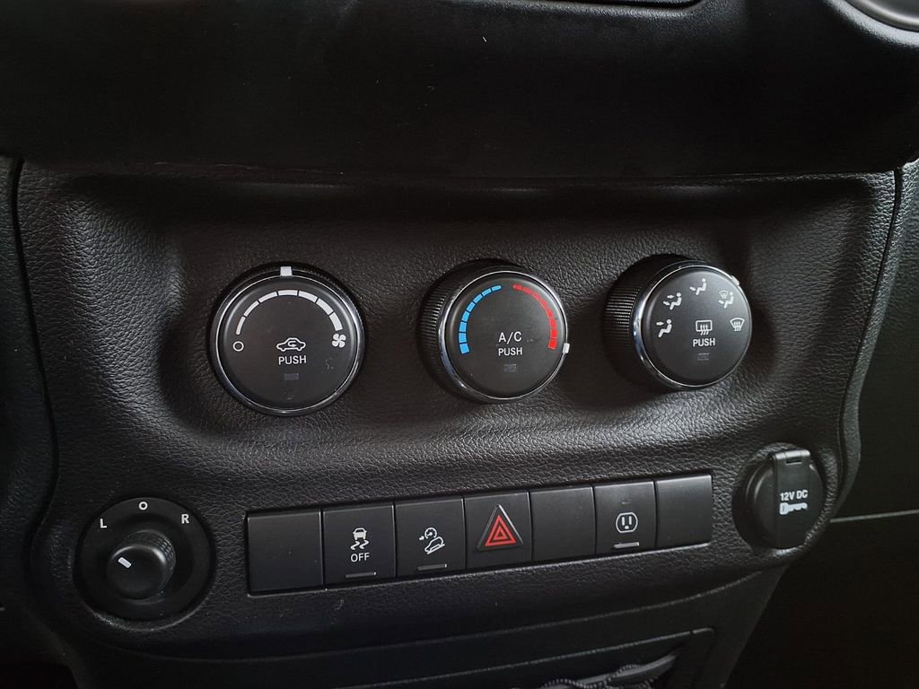 Used 2018 Jeep Wrangler Unlimited Rubicon w/ Connectivity Group image 9