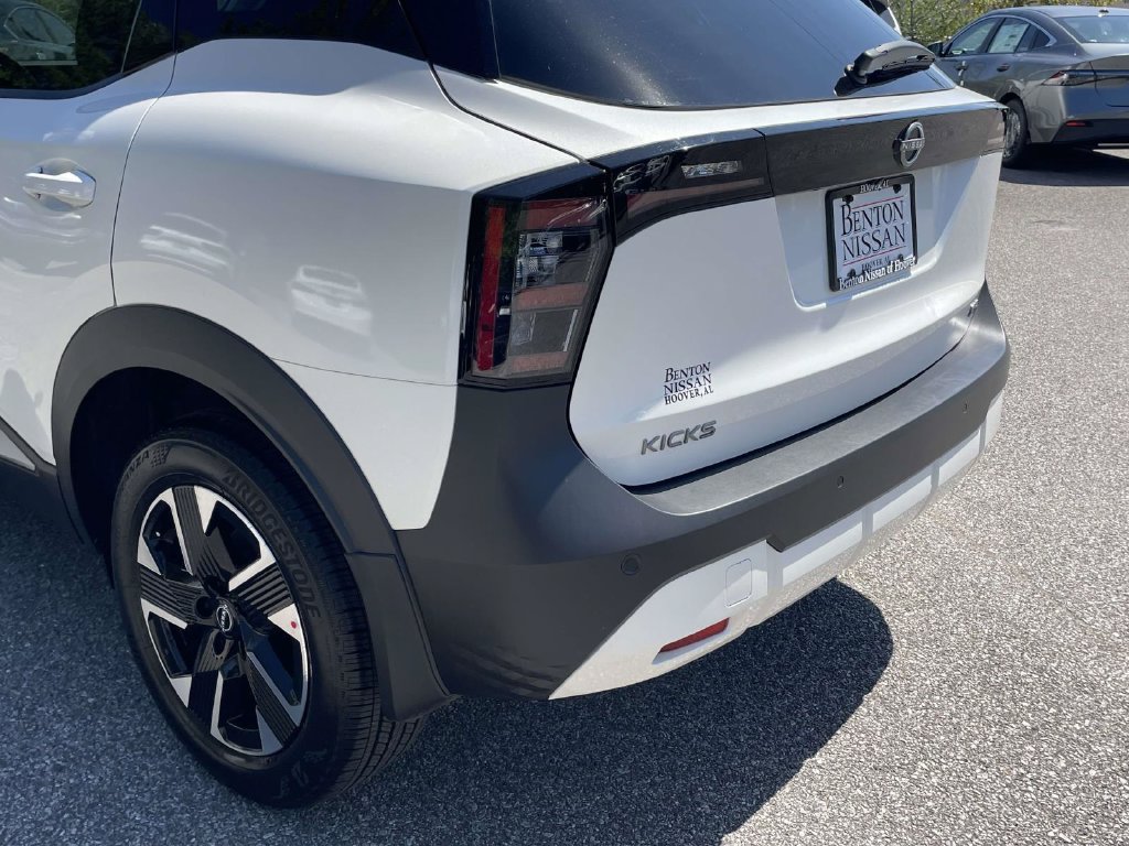 Used 2025 Nissan Kicks SR FWD image 12