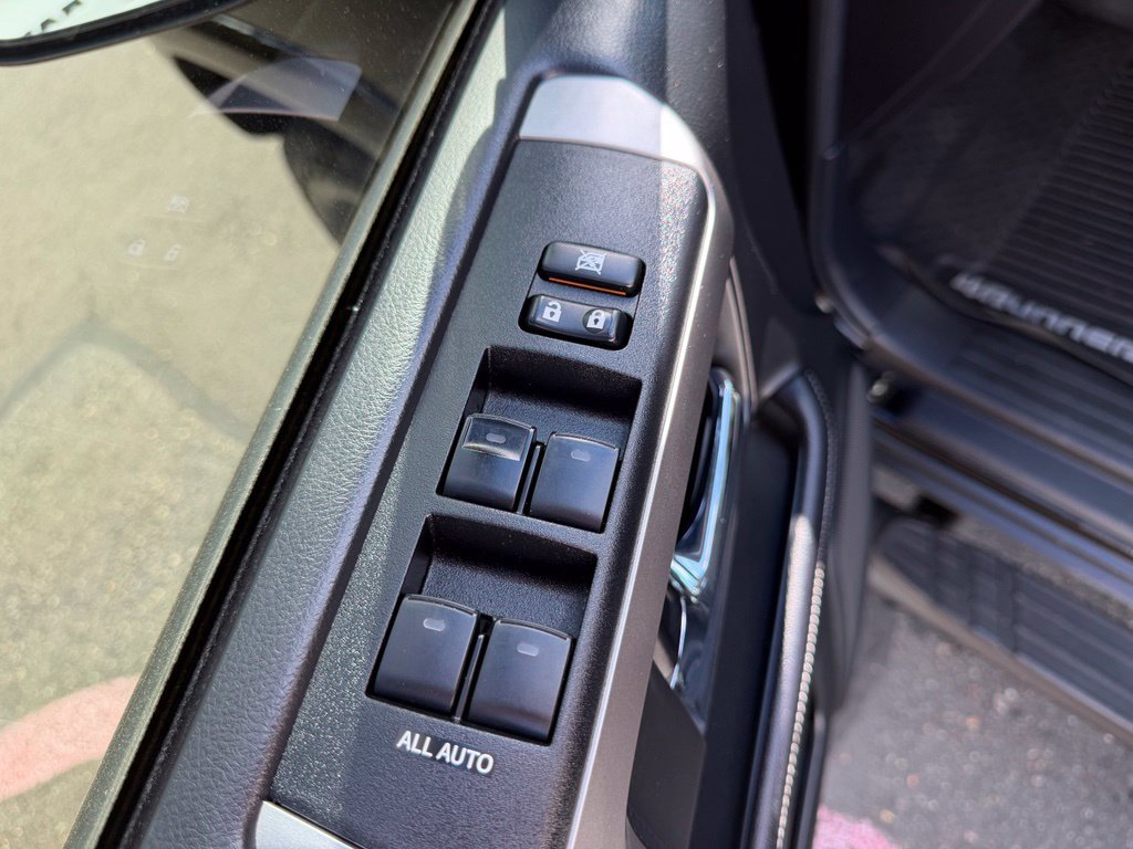 Used 2018 Toyota 4Runner SR5 AWD/4WD image 12