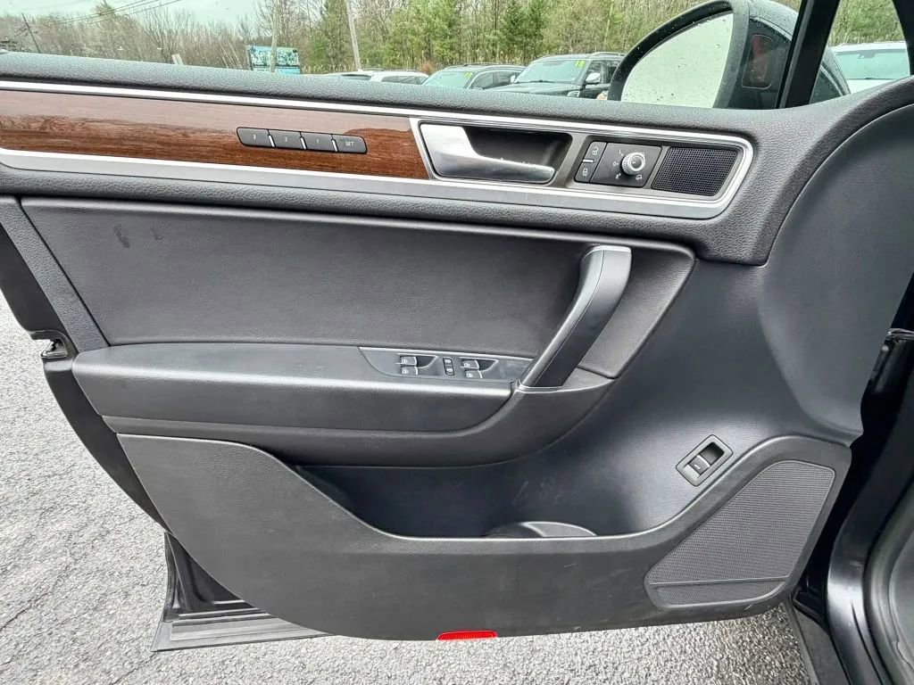 Used 2016 Volkswagen Touareg TDI AWD/4WD image 13