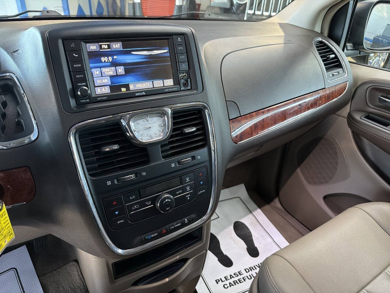Used 2016 Chrysler Town & Country Touring FWD image 24