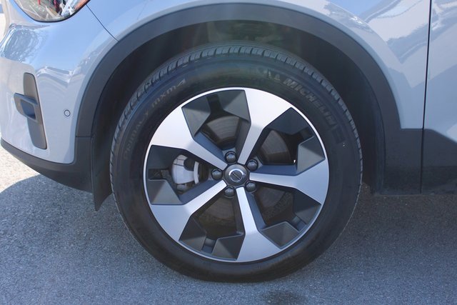 Used 2025 Volvo XC40 B5 Plus image 38