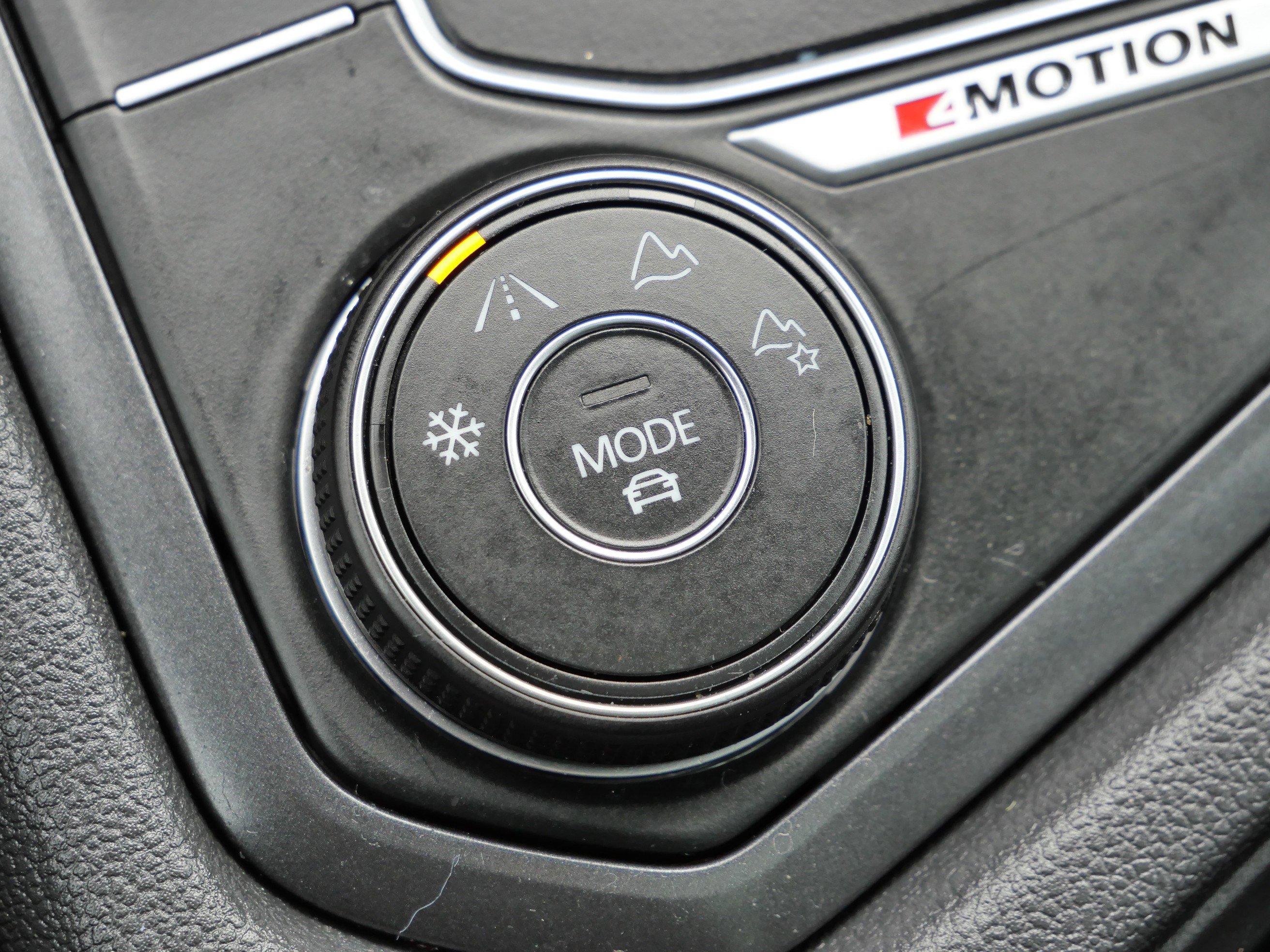 Used 2018 Volkswagen Tiguan SE w/ Panoramic Sunroof Package image 29