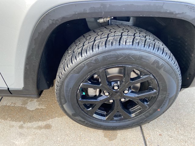 Used 2025 Jeep Grand Cherokee Altitude AWD/4WD image 32
