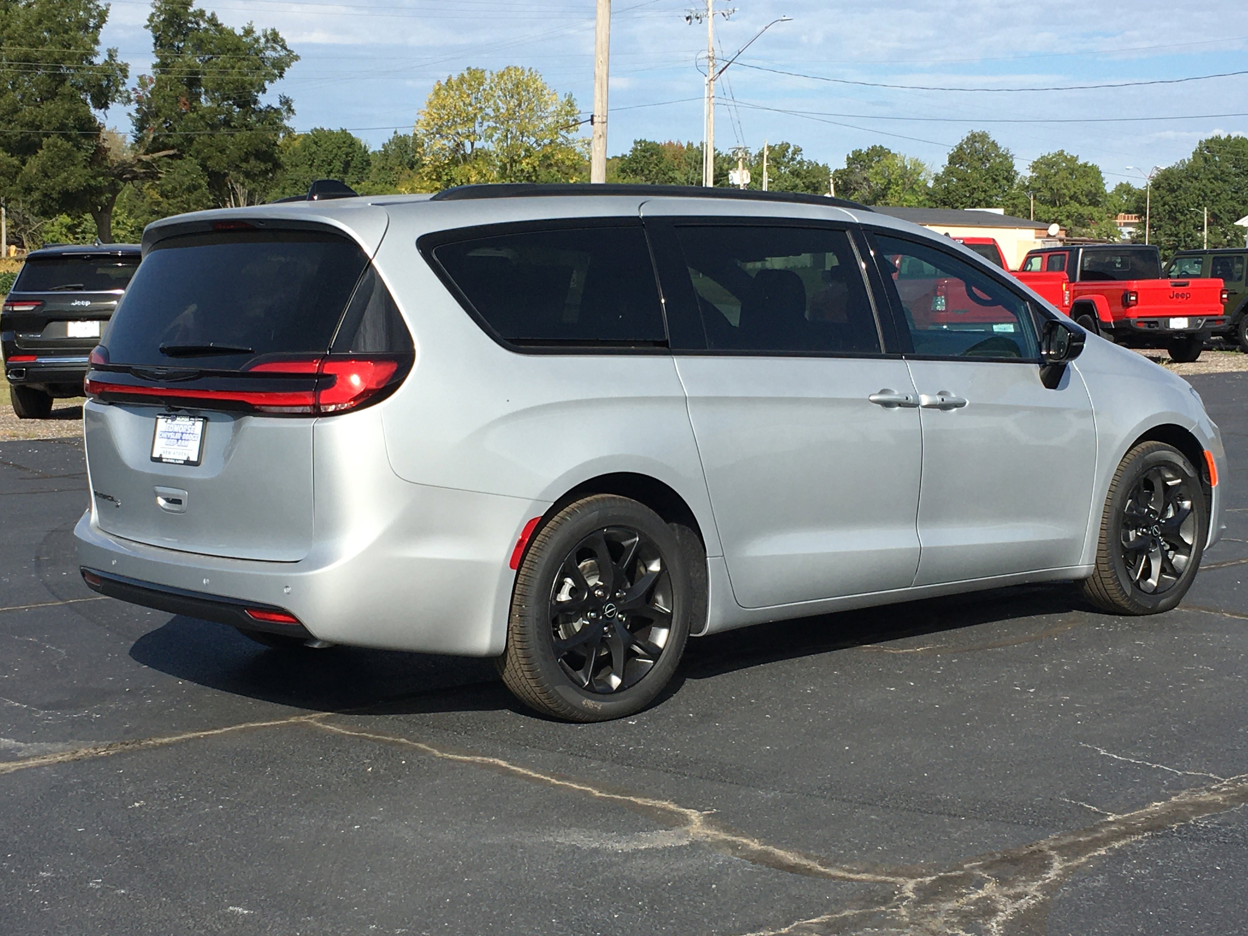 New 2026 Chrysler Pacifica Select w/ S Appearance Package image 3
