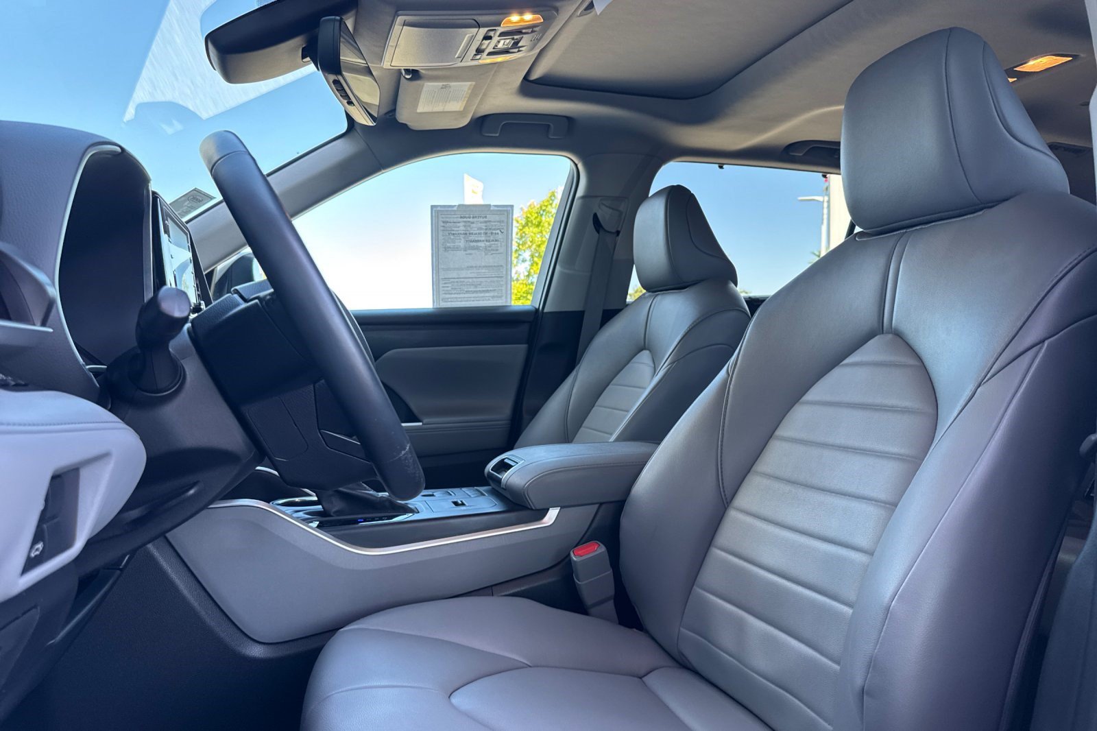Used 2022 Toyota Highlander XLE AWD/4WD image 5