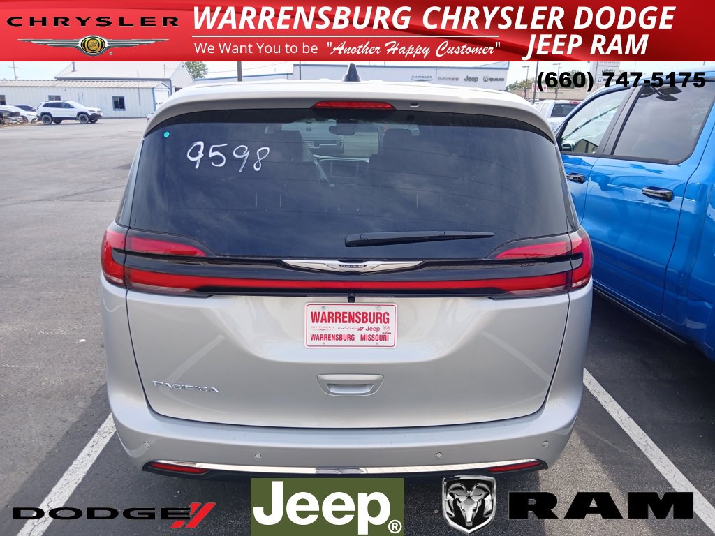 New 2026 Chrysler Pacifica Select image 3
