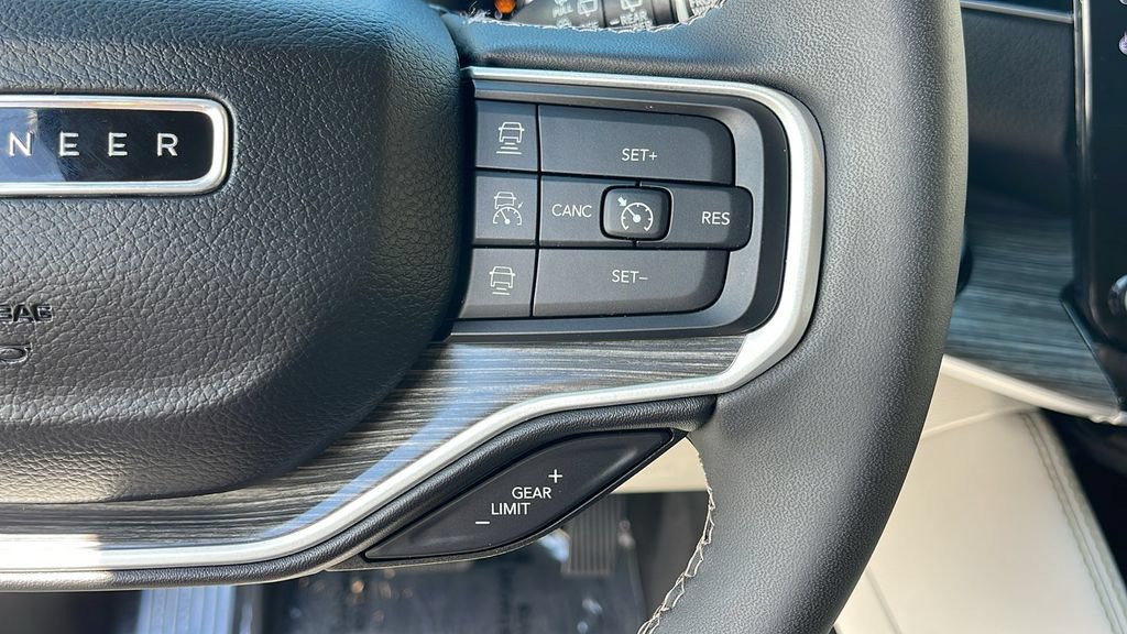 Used 2023 Jeep Wagoneer Series III w/ Premium Group I AWD/4WD image 29
